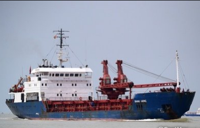 按照《船舶最低安全配員證書》要求配齊合格船員，保證干貨船船舶適航