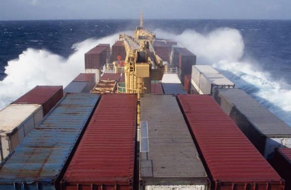 散貨船穿梭于上海港口，成為了城市經(jīng)濟發(fā)展的重要推動力