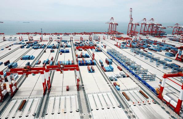 散貨船公司致力于提供高質(zhì)量的服務(wù)，并為客戶創(chuàng)造價值