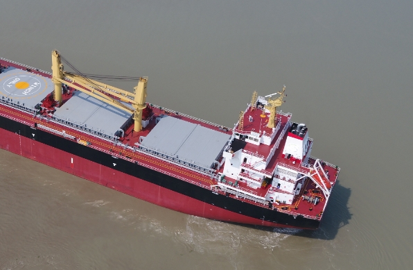 散貨船作為貨物運(yùn)輸?shù)闹匾d體，其價(jià)格變動不僅關(guān)乎航運(yùn)業(yè)的興衰