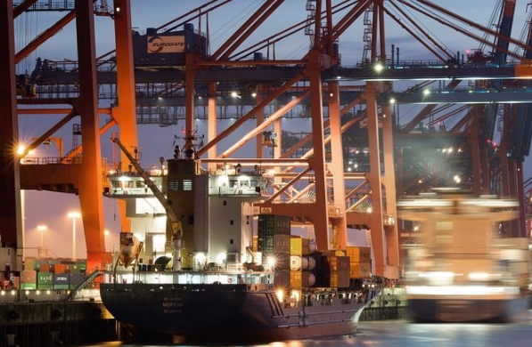 國際船運(yùn)公司如何在變革中尋找新生長(zhǎng)點(diǎn)，是行業(yè)內(nèi)外共同關(guān)注的焦點(diǎn)