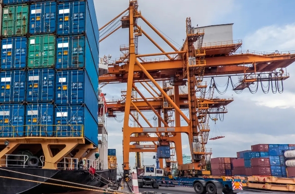 隨著全球經(jīng)濟(jì)的不斷發(fā)展和貿(mào)易繁榮，散貨船運(yùn)輸?shù)男枨髮?huì)持續(xù)增長(zhǎng)