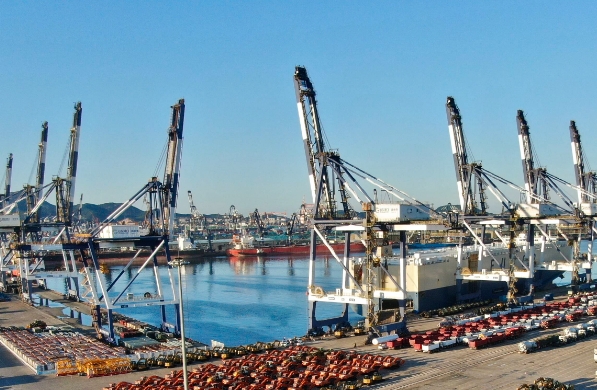 在全球貿(mào)易的浩瀚海洋中，散貨船海運(yùn)公司成為全球貿(mào)易的堅(jiān)實(shí)后盾