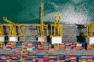 散貨船海運(yùn)，是連接世界的橋梁，是推動(dòng)人類文明進(jìn)步的強(qiáng)大引擎