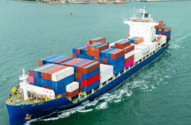 散貨船以其龐大的載重量和高效的運輸能力，確保關(guān)鍵資源的全球流通